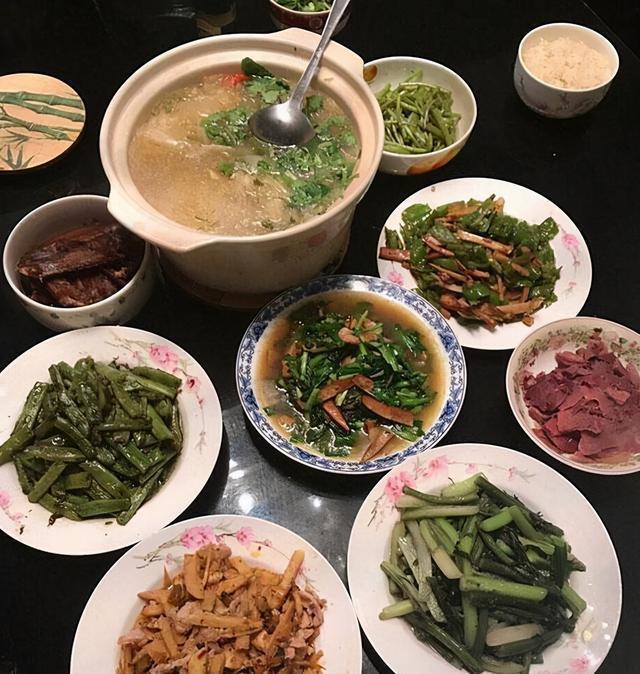 海清晒出自己住的房子,平时伙食还真素啊,一顿饭有六个是青菜