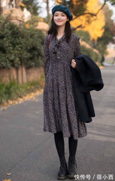 高跟鞋|“大衣+碎花裙”今年最火cp,优雅又温柔,爱美的小姐姐都穿上了