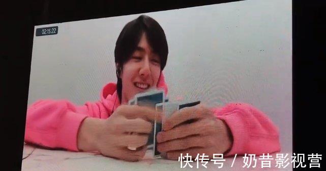 王一博线上录新节目，炫耀新魔术很有成就感，一身粉红卫衣超可爱