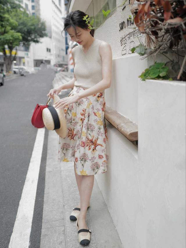 半身裙|今年秋天流行这样穿,无袖针织衫搭配印花裙简约洋气,还提气质