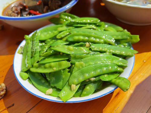 賓客們|參加農(nóng)村二舅60歲壽宴，隨了500元祝壽，18道菜剩大半：不敢恭維