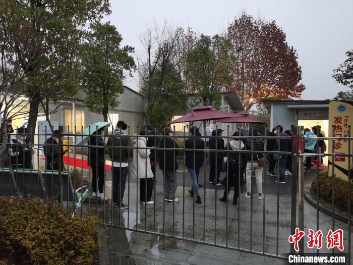 医院|探访杭州核酸检测点：排队高峰多在夜间 医院24小时运转