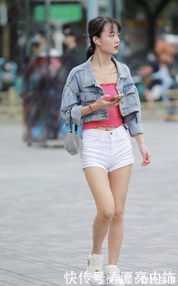 露肩|牛仔裤的隐藏效果与露肩背心相结合，使小女孩更显高