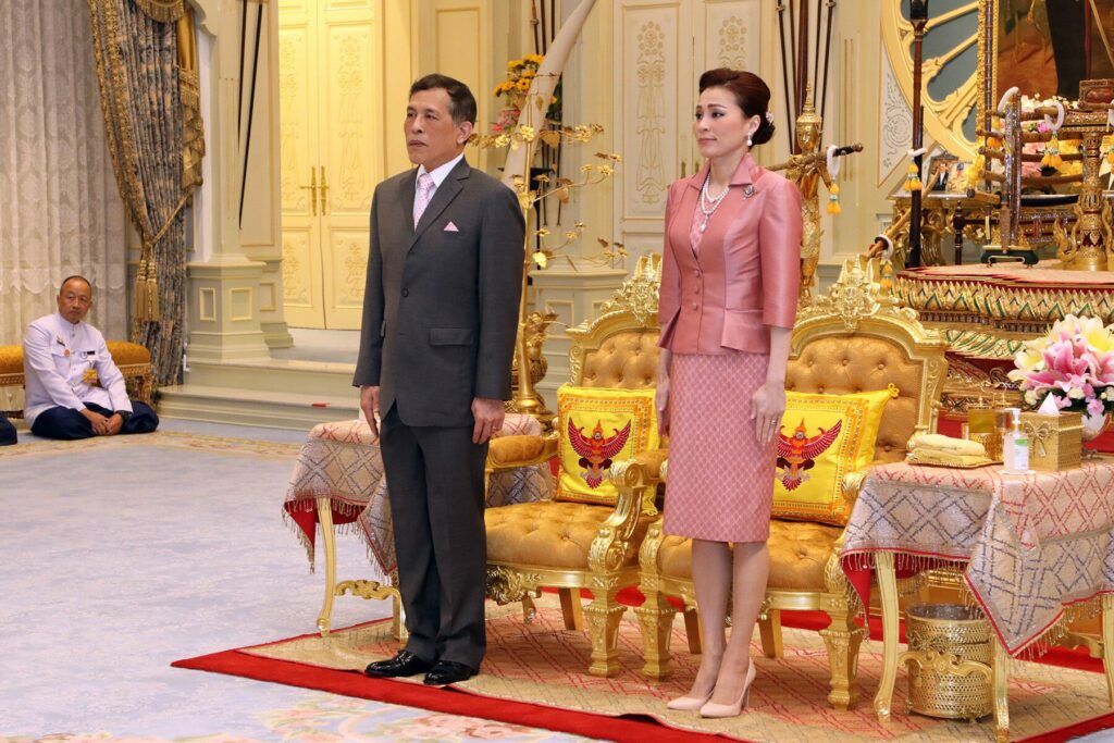 苏提达穿粉裙装嫩成功！诗妮娜不在眼前晃，王后换新发型愈发惊艳