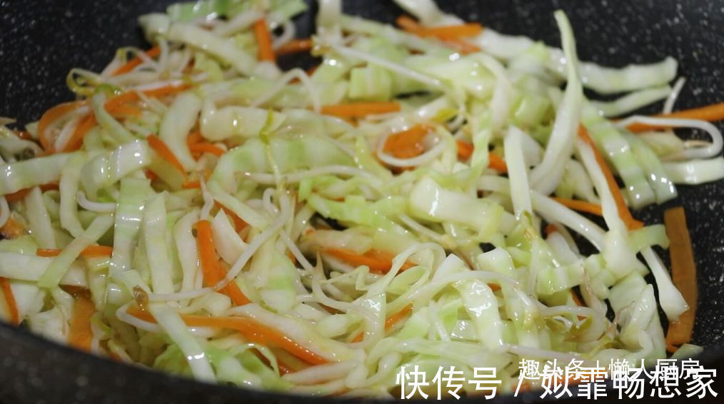 这是海鲜炒米粉的做法，加点它们一起炒，可做菜也可做主食