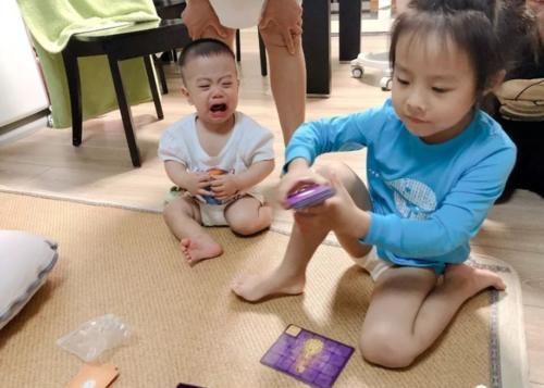 家庭|有种“可怕”叫一人带俩娃,二胎妈妈到底多心酸,4张图一目了然