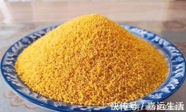 米油|熬小米粥，直接用清水熬是外行牢记4点，粥香浓黏稠，米油厚厚