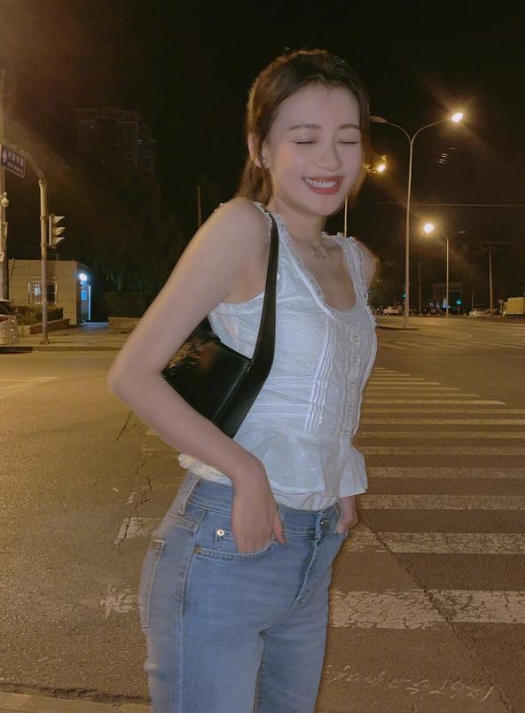 辣妈孙怡状态超少女穿白色绣花背心搭牛仔裤苗条身材惹人羡