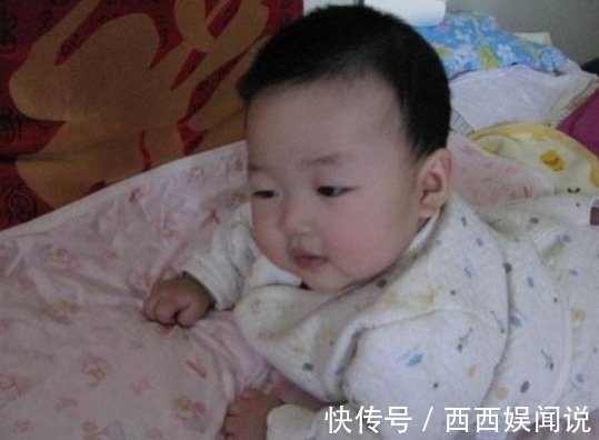 行为|婴儿的4个行为出现越早,说明大脑发育越不错,来瞧瞧