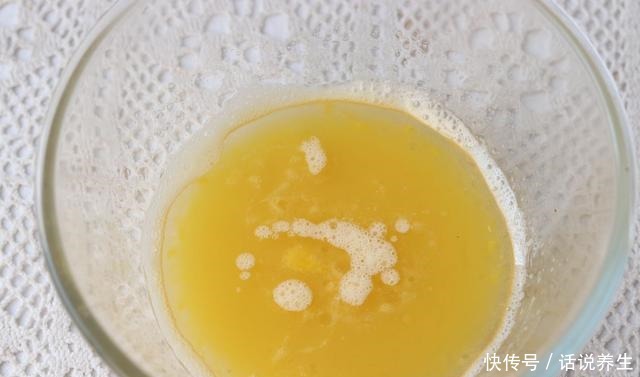 这零食用鸡蛋和面粉就能做,清香酥脆,搅一搅,烤熟就能吃,简单