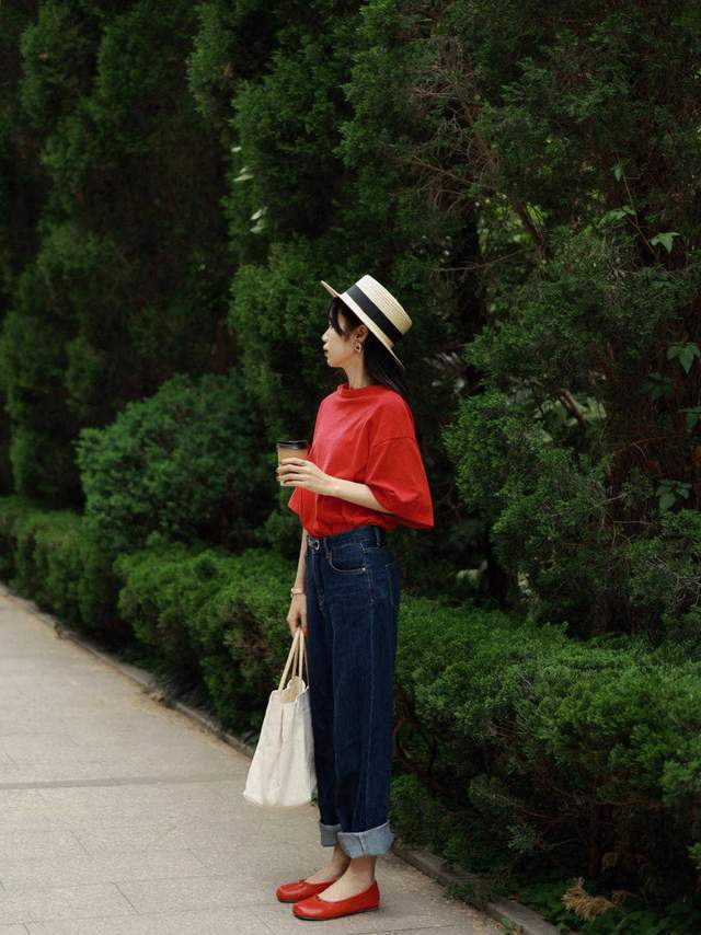 紧身裤|不挑年龄的“红色”T恤,搭配牛仔裤简约又通勤,可甜可咸