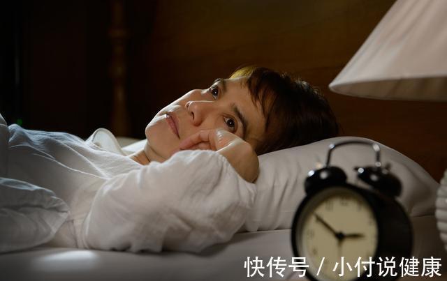 热水泡脚|失眠是因为缺乏维生素?经常失眠的人,建议适当补充这2种维生素