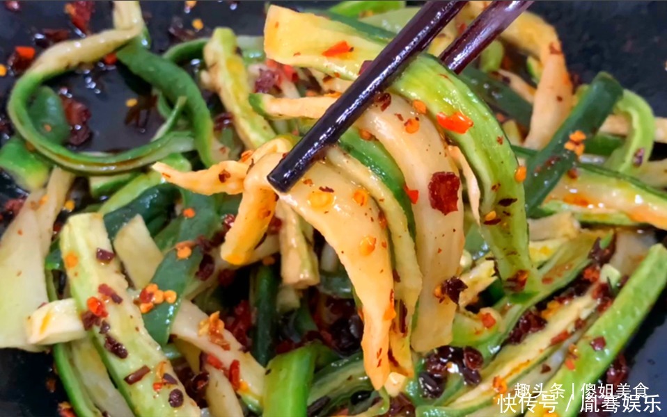 腌萝卜,万不可用白糖和米醋了,加它,萝卜鲜脆可口,放半年不坏