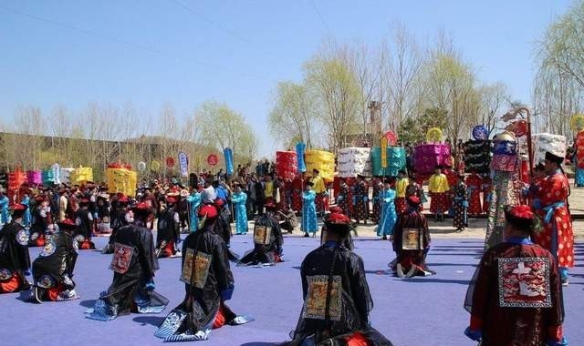 上交|乾隆后裔手戴上亿玉扳指,专家劝其上交,他回六个字让专家无话说