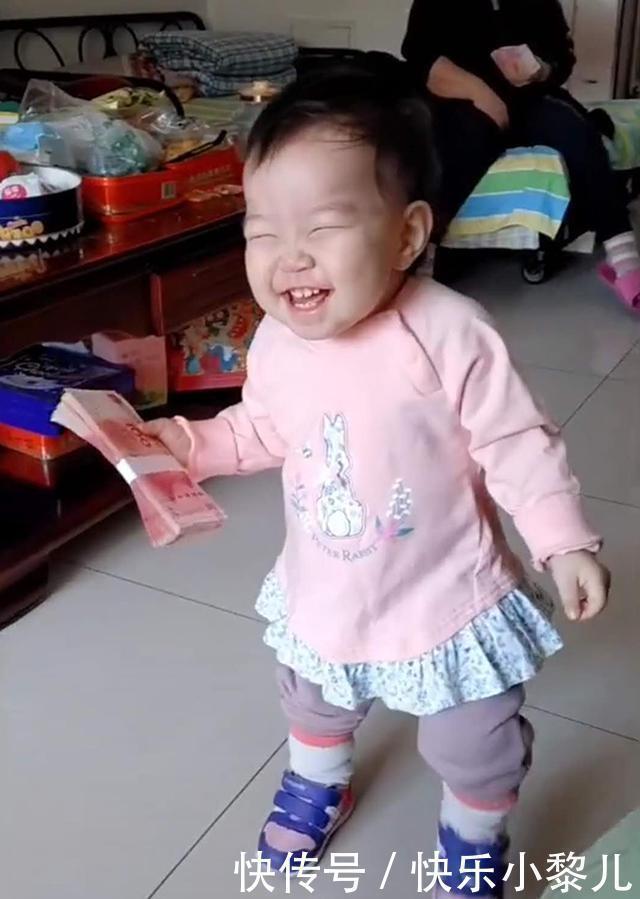 奶奶|奶奶“打赏”孙女零花钱，孙女财迷模样萌翻了，网友可爱的过分