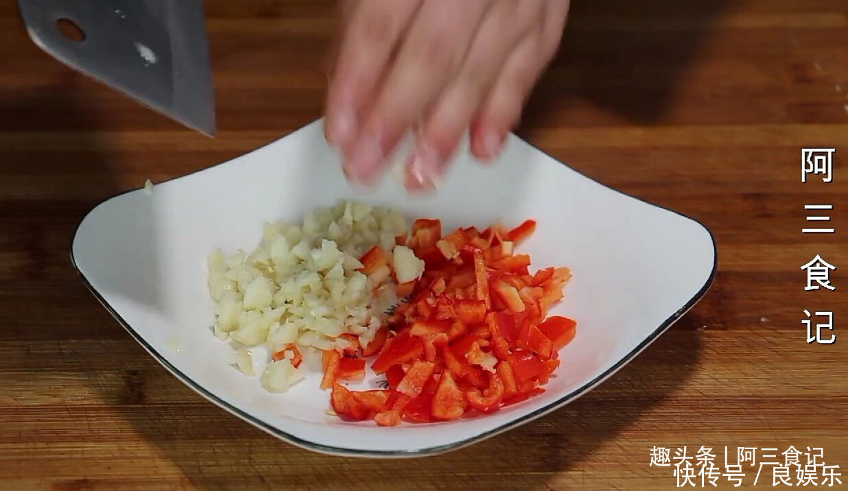  莲藕最好吃的做法，不炒不炖不凉拌，真是太香了，比吃肉还解馋