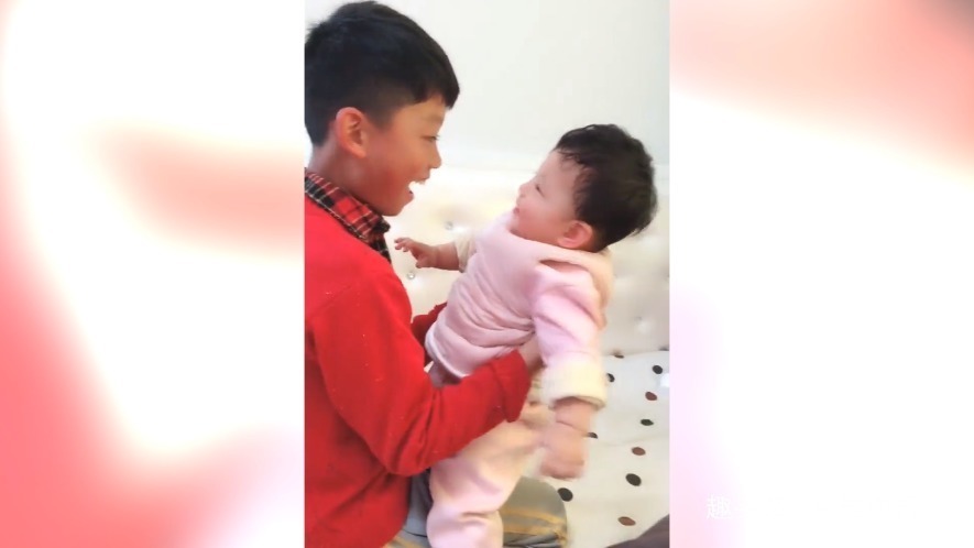 小知识|妹妹在沙发上玩,看到哥哥后,就激动起来了,网友这小腿真可爱