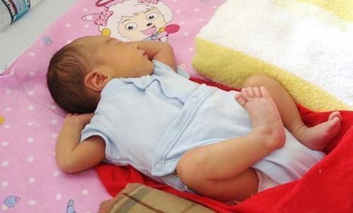 睡眠|哄睡一小时醒来分分钟,“落地醒”的宝宝太磨人!教你正确应对