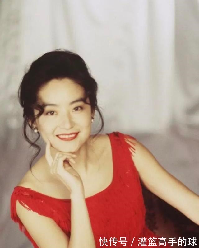 红色|完形填空从90年代火到21世纪的是____的长裙和____的头发!
