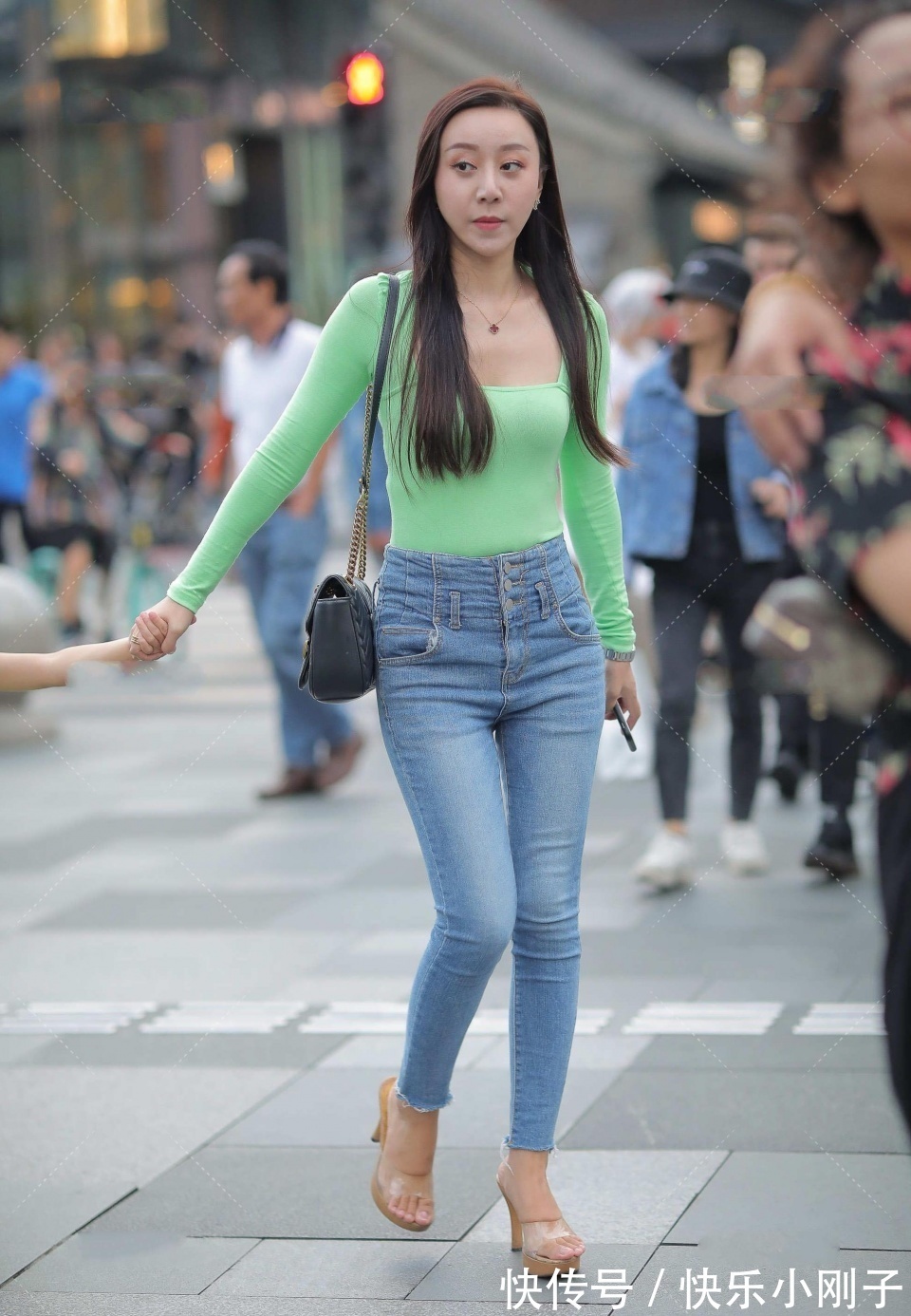 大街|穿着清凉的小姐姐,走在大街上一定吸引目光,感觉走路都带风