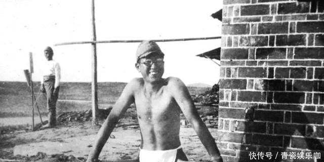 老照片|老照片:妇女嘴里塞着嚼不烂的稻草,鬼子在村里愉快的晒日光浴