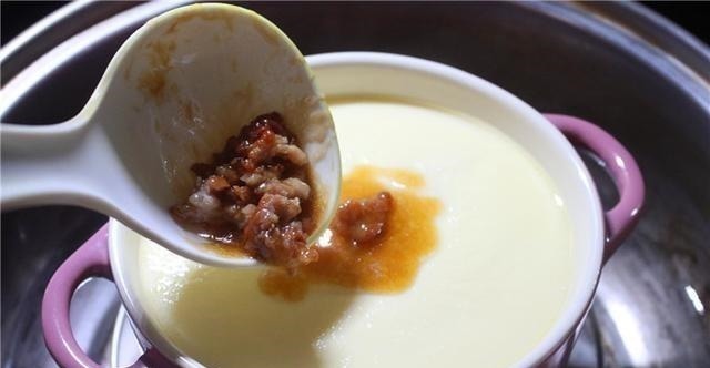 还在加水蒸鸡蛋,那你就大错特错了!大厨教你这样做,又嫩又滑!