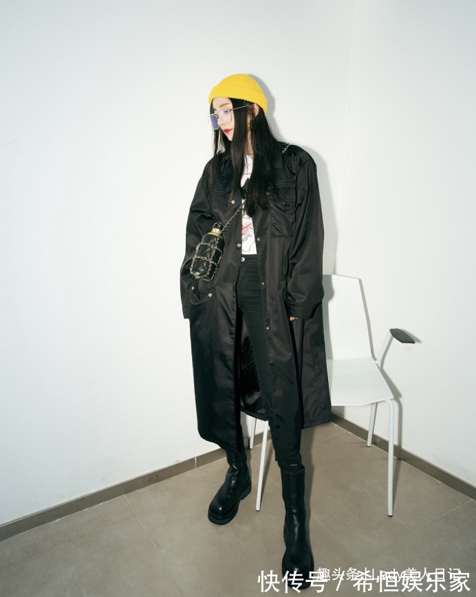 牛仔裤 风衣是永不过时的时尚单品,其实它的搭配很简单,不需烈焰红唇