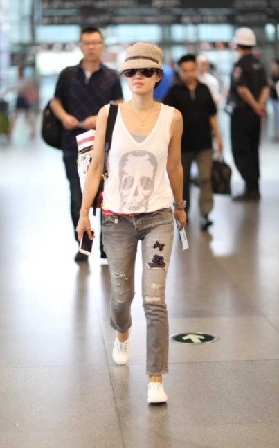 素颜|马伊琍够任性,素颜走机场,白色背心配破洞牛仔裤,依然高级时髦