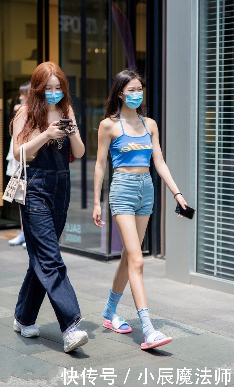 搭配|路人街拍,简洁的背心搭配蓝色牛仔热裤,清清爽爽