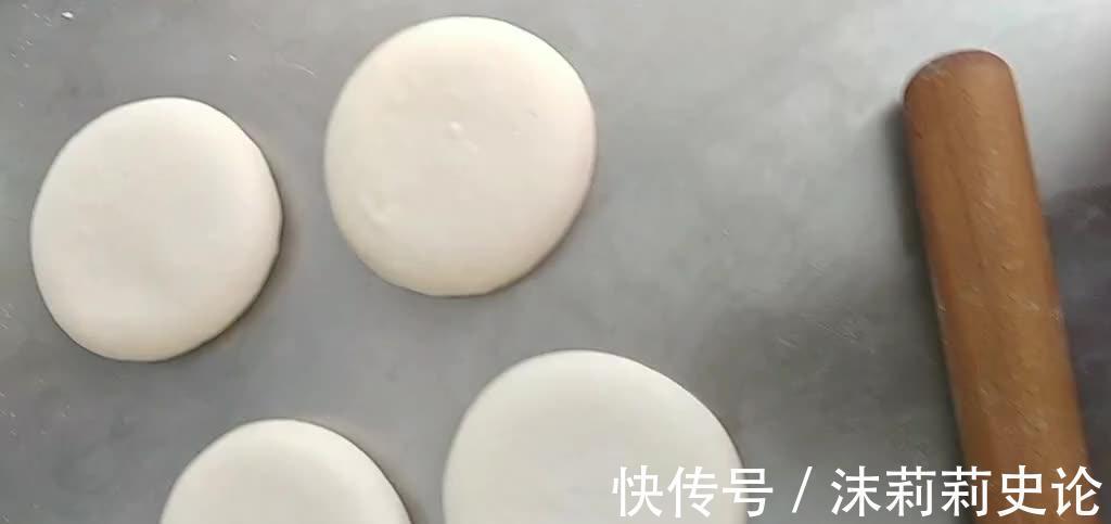 面点师傅手把手教大家做肉夹饼,饼香肉烂喷香诱人,既解馋又管饱