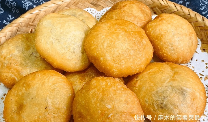 鼓大|秋天,遇到此面食要多吃,简单一炸,外酥里软,个个空心鼓大泡