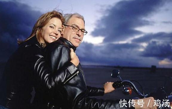 女老板|被爱情滋润!湖人女老板携小9岁男友看球,60岁状态气质风韵犹存