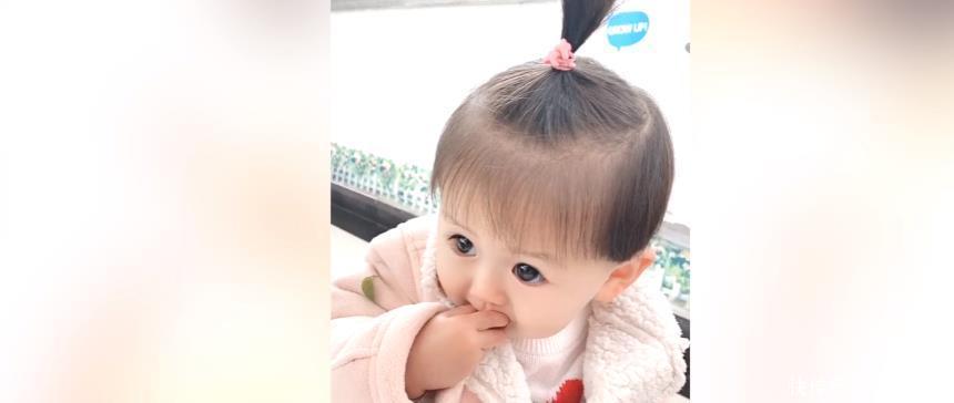 宝宝太可爱了吧，一看到宝爸的照片，就喊着找爸爸