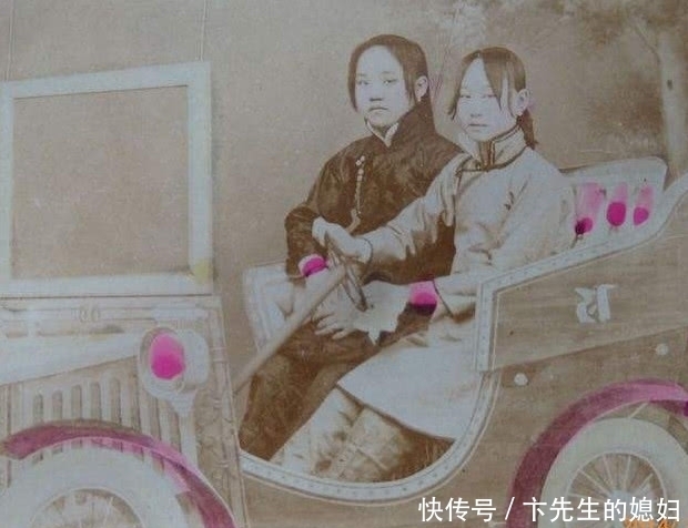 奔驰车|美女老照片:做奔驰车的有钱人家小姐,美女的眉毛粗得像蜡笔小新