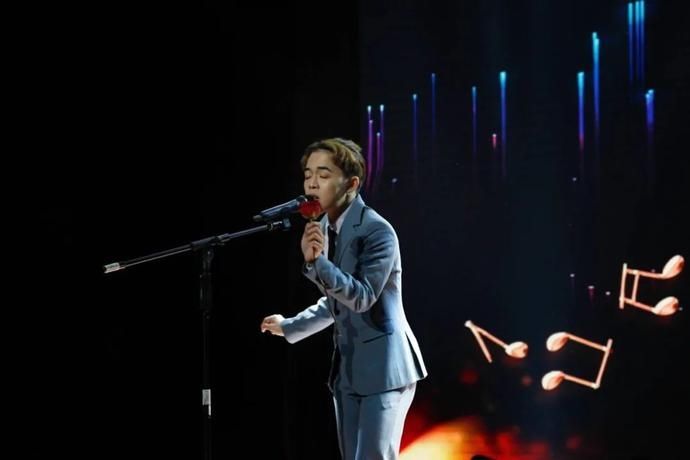  佳歌手|钟治彬：盛放在舞台上的玫瑰少年