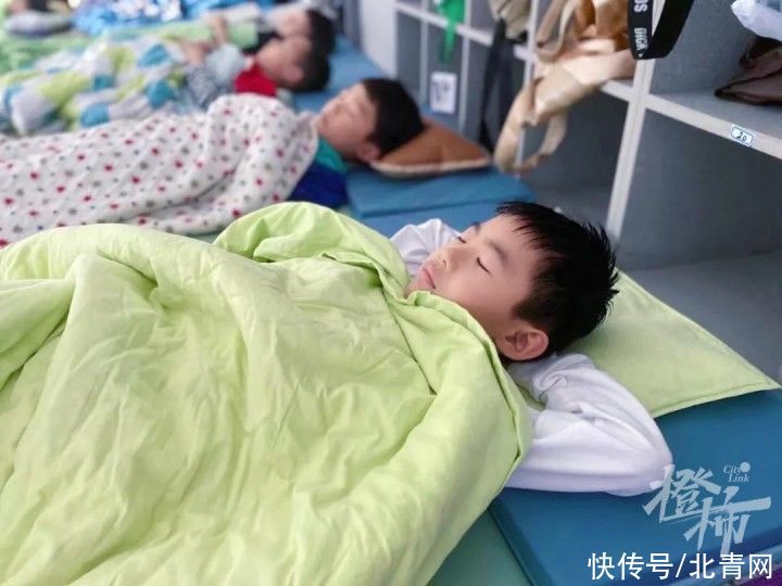 老师们|孩子中午能在学校“躺睡”了！有家长担心：脚臭怎么办？