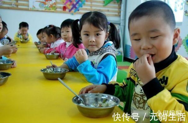 回家|幼儿园能吃2大碗,回家就到处追着喂饭,宝妈突袭幼儿园后明白了