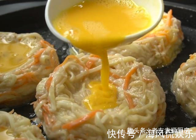 5个土豆3个鸡蛋，教你做创意土豆饼，当菜又当饭，少油健康又营养