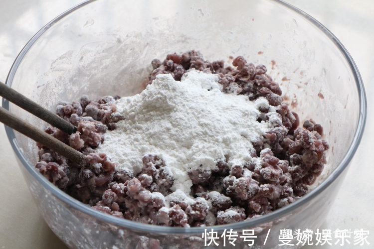 绿豆雪糕|夏天红豆别煮粥了，加半碗糯米粉一蒸，清凉又解暑，比凉糕好多了