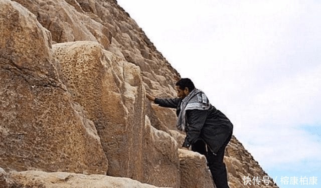 着自己|为何金字塔不能乱爬?一名外国小伙爬上顶后,真相浮出