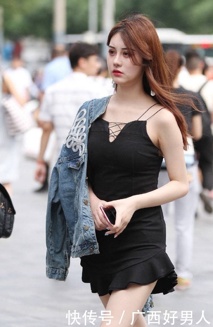 美丽|身穿黑色连衣裙的姑娘,走在大街上形成了一道美丽风景线