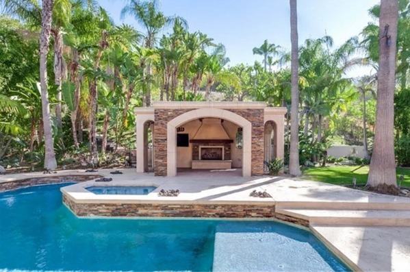 美國(guó)|董卿美國(guó)6000萬(wàn)豪宅曝光!800多平大別墅,室外還有露天廚房