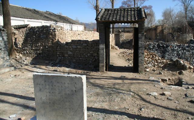 石碑|实拍王二小故居,牺牲70年后被修缮,房前石碑被泼墨,令人气愤