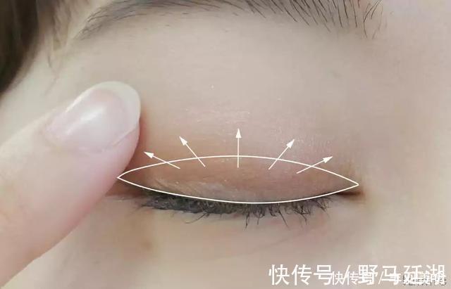 手指|日本化妆师告诉你,想要精致眼妆,这三个工具都不能少!