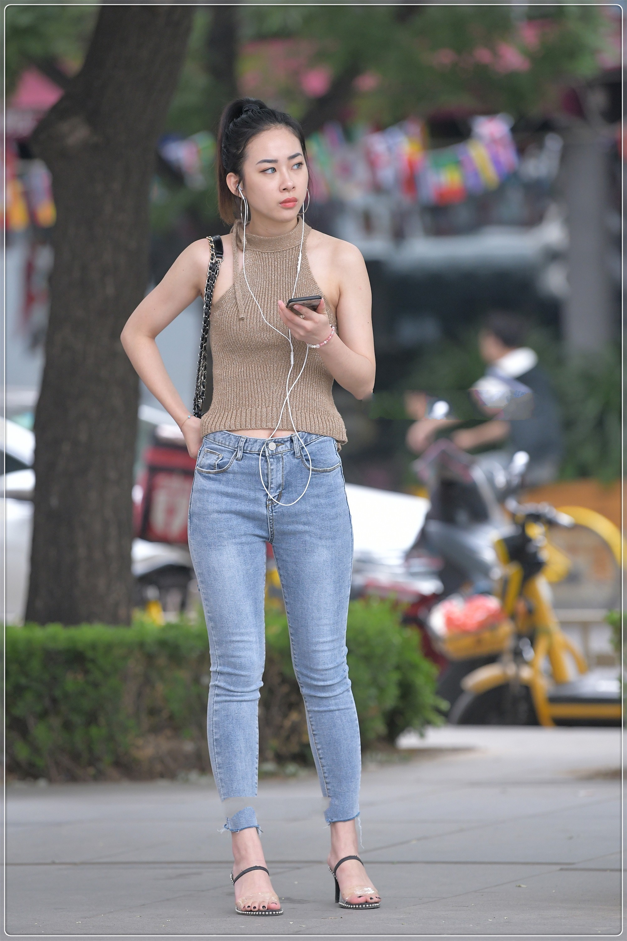 卡其色|挂脖针织吊带搭配牛仔裤,时尚减龄,穿出时髦感