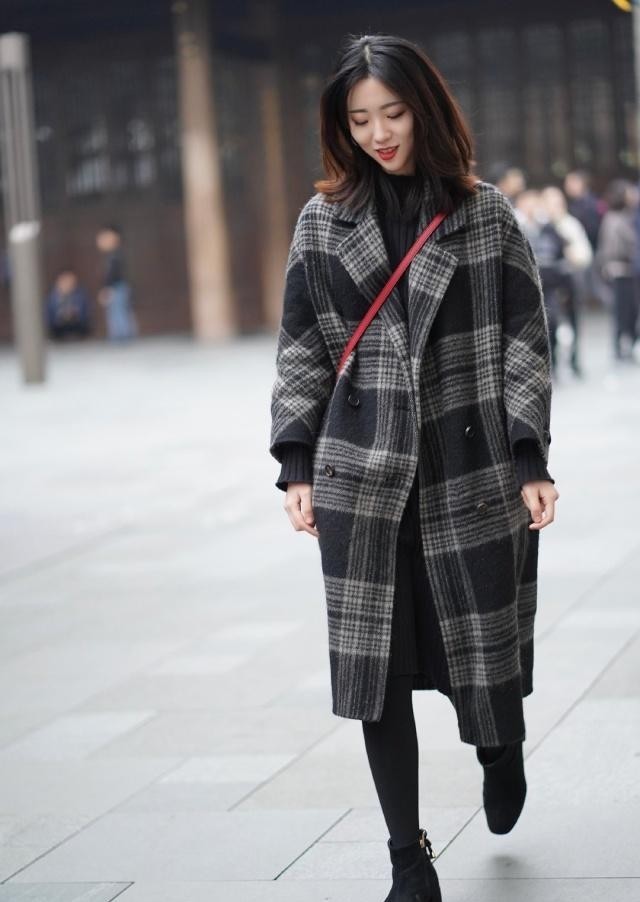 娇俏|街拍性感紧身打底裤小姐姐,展现出娇俏玲珑的身材!