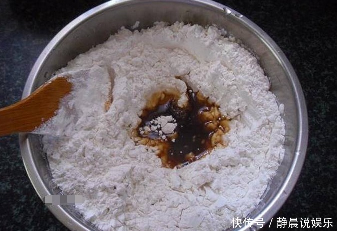 老婆用红糖水和面,我看愣住了,出锅后我一口气吃了5个