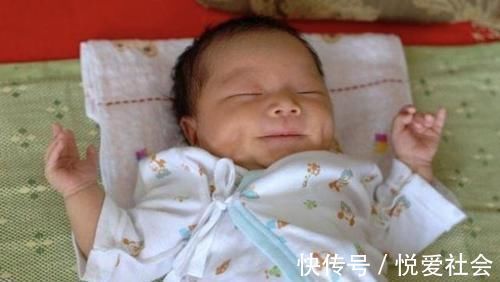 发育|宝宝“投降式”睡姿火了,背后原因却很少人知道,宝妈提前了解