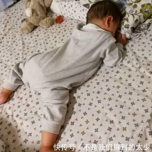 小家伙|宝宝睡觉频繁蹬被子,不一定是卧室温度高,深层原因宝妈别忽视