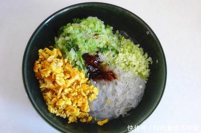 这是全家都爱吃的菜团,不用和面发面,简单省事,鲜香又解腻